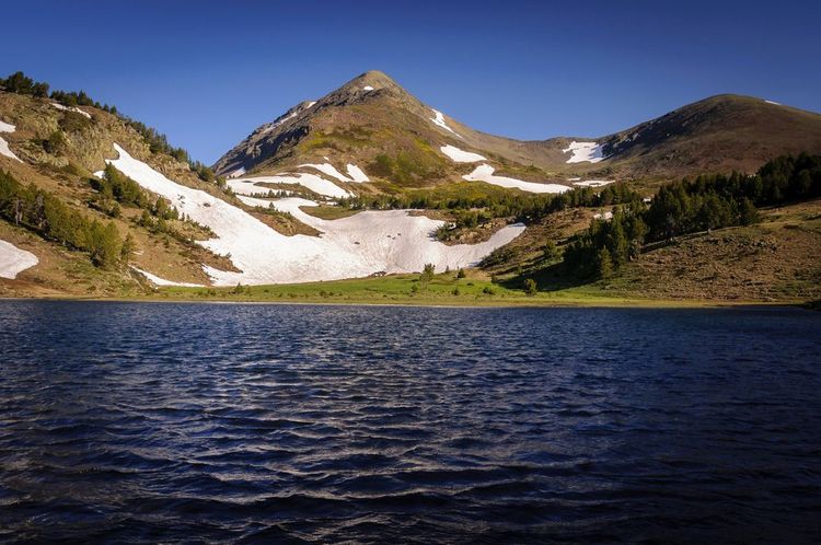 Les pics jumeaux, photographiés depuis l’étang de Llosa dans les Pyrénées-Orientales