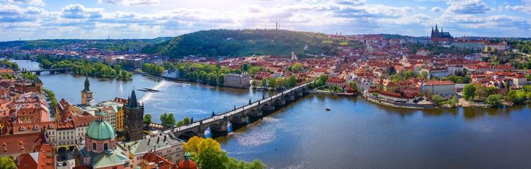 Prags Ewige Verbindung: Die Karlsbrücke - Ein Spaziergang durch Geschichte, Legenden und Architektur