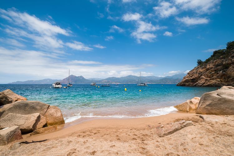 Insenatura sabbiosa della spiaggia di Ficajola