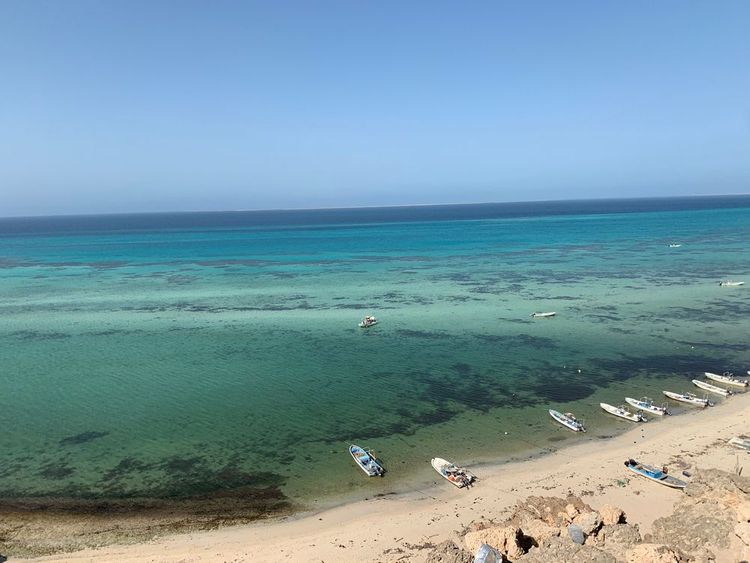 L'eau turquoise de l'île Farasan