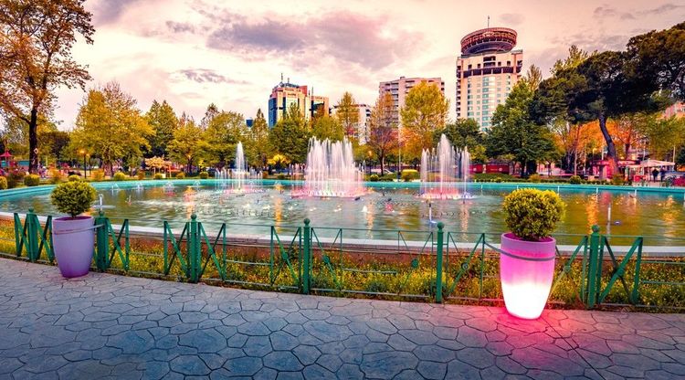La fontaine illuminée de l aplace Skanderbeg