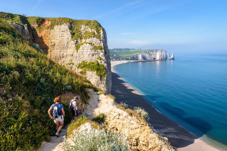 Un sentier sur la côte d'Albâtre à Etretat