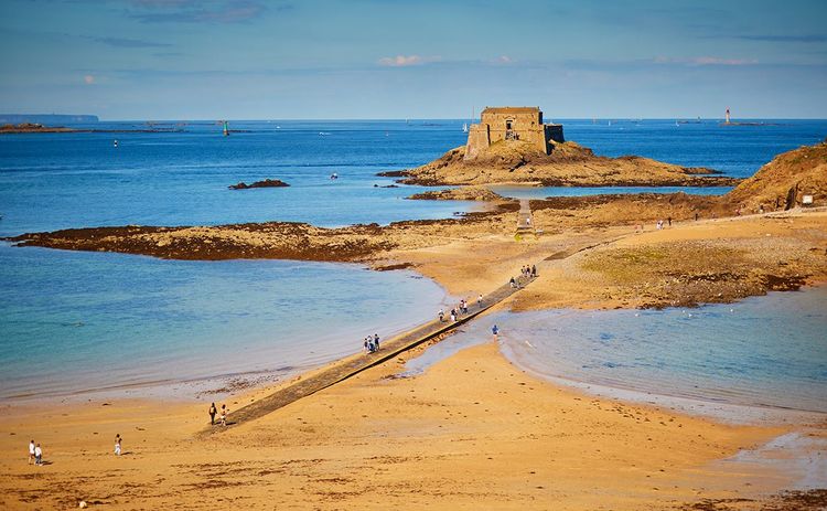 La isla de Grand Bé y el mausoleo de Chateaubriand, a las afueras de Saint-Malo