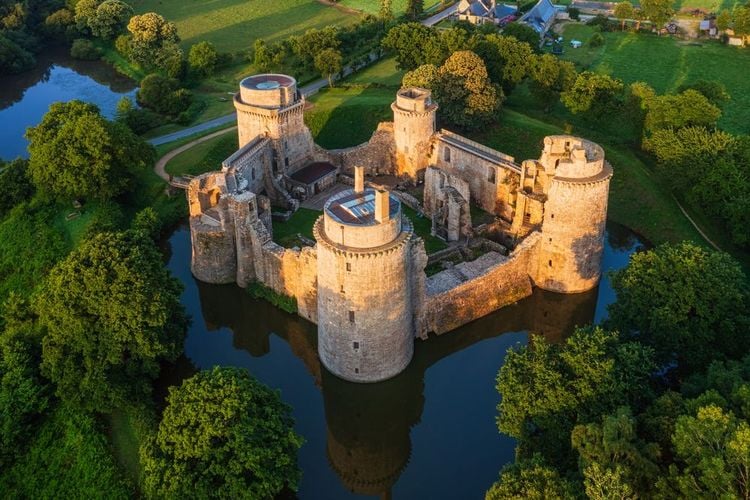 Vue aérienne du château de la Hunaudaye à Plédéliac