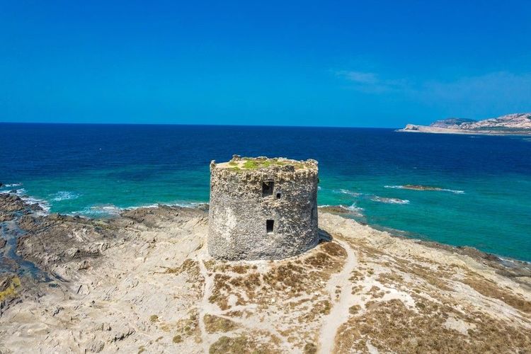 Vue aérienne de nuraghe sur une île à Stintino, plage de La Pelosa en Méditerranée.