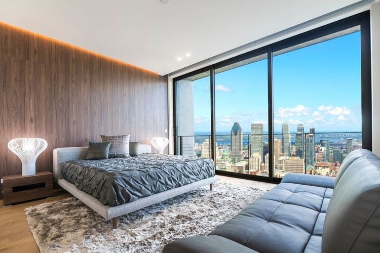 Chambre avec vue sur le quartier financier de Montréal