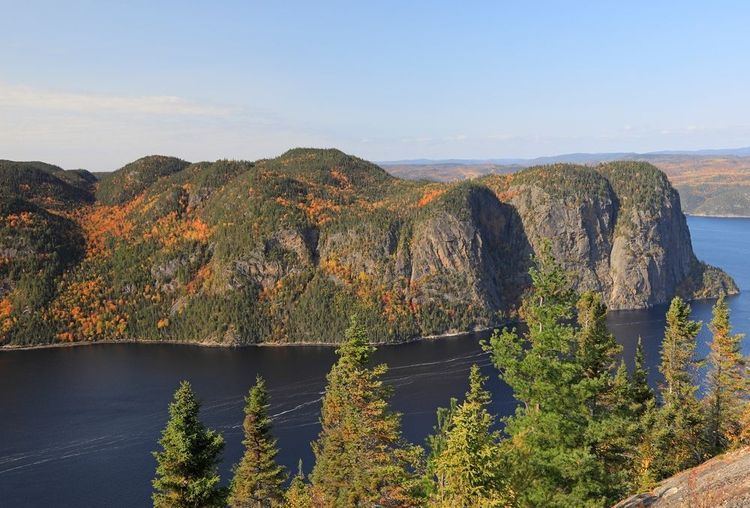 Vue aérienne du fjord du Saguenay à l'automne, Québec, Canada