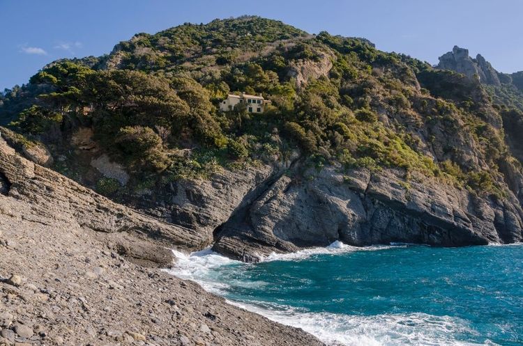 Le littoral rocheux de Punta Chiappa.