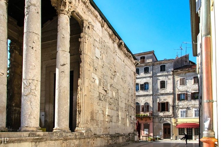 Le Temple d'Auguste, un monument intégré à un marché