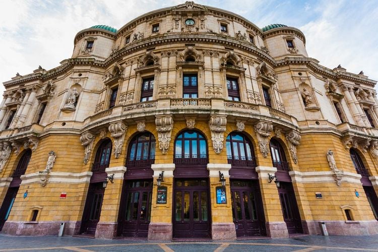 Voyage au cœur de Bilbao : splendide combo du Théâtre Arriaga et de la Cathédrale de Santiago