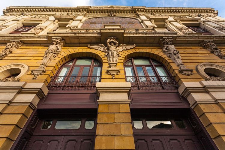 Contre-plongée sur les portes du théâtre Arriaga