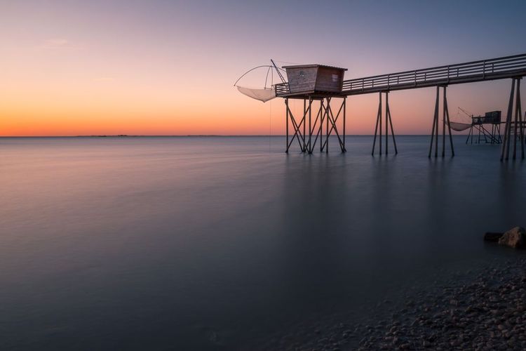  vieilles cabanes de pêche en bois sur pilotis appelées "carrelet"