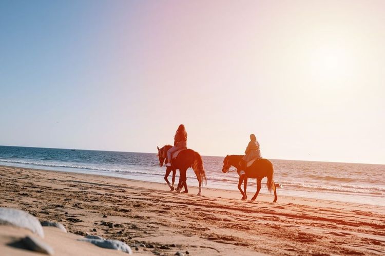 Equitazione ad Agadir sulla spiaggia al tramonto