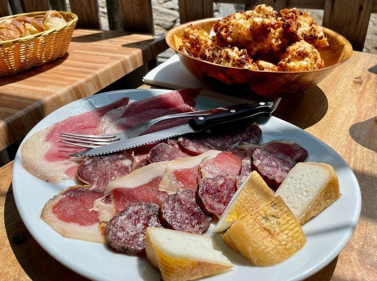 Une assiette de spécialités corses.