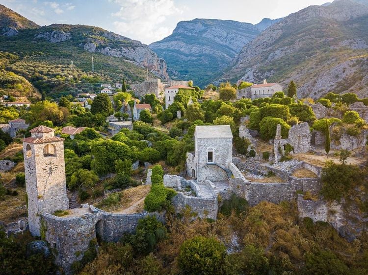 Stari Bar - Cité médiévale en ruine sur la côte adriatique, site classé au patrimoine mondial de l'Unesco au Monténégro.