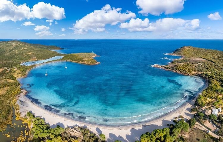 Vista aerea della suggestiva baia di Rondinara