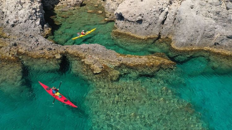 Kayak au milieu du relief rocheux de Milos