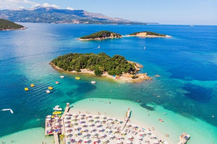 Trois des quatre îlots vus depuis la grande plage de Ksamil