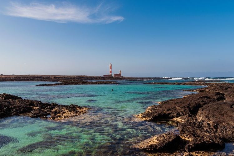 Criques d'eau turquoise autour du phare d'El Cotillo, Fuerteventura, Canaries, Espagne