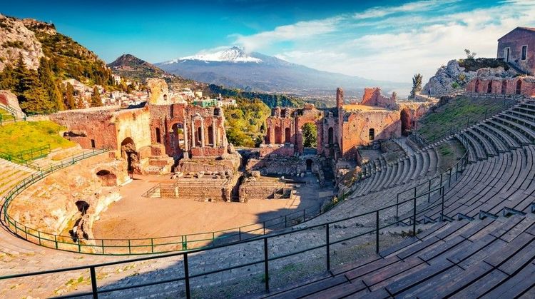 Vue générale sur le théâtre antique de Taormina et l'Etna