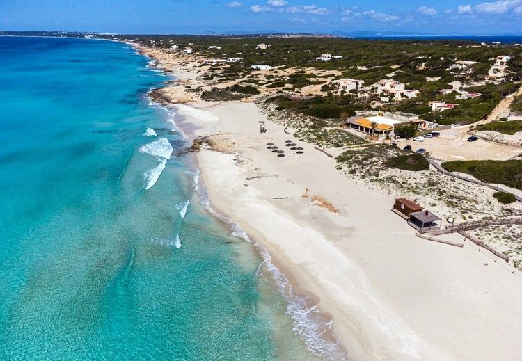Un restaurant est niché en retrait de la plage
