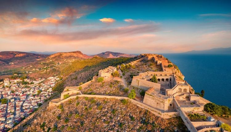 forteresse de Palamidi. Vue imprenable le soir sur la péninsule du Péloponnèse, Grèce, Europe. Paysage