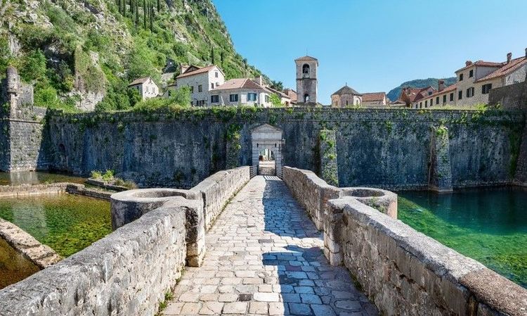 Entrée médiévale vers l'enceinte de la vieille ville de Kotor