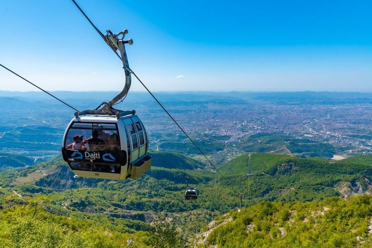 Le téléphérique est le moyen de transport le plus direct pour venir se promener sur le mont Dajti