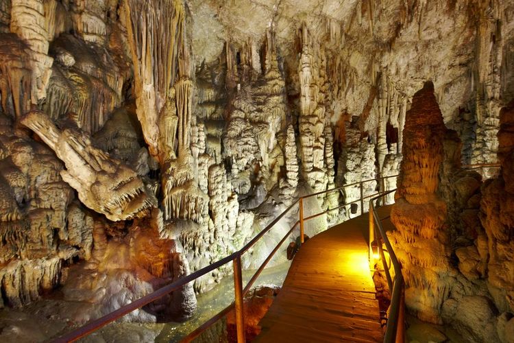 Exploration mystique de la grotte où Zeus est né