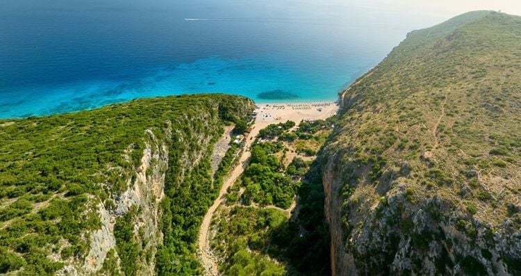 Vue panoramique et aérienne de la plage de Gjipe depuis la gorge