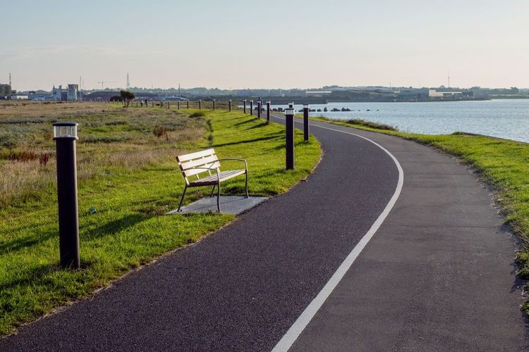 Un banc face à la rivière Corrib dans le South Park de Galway