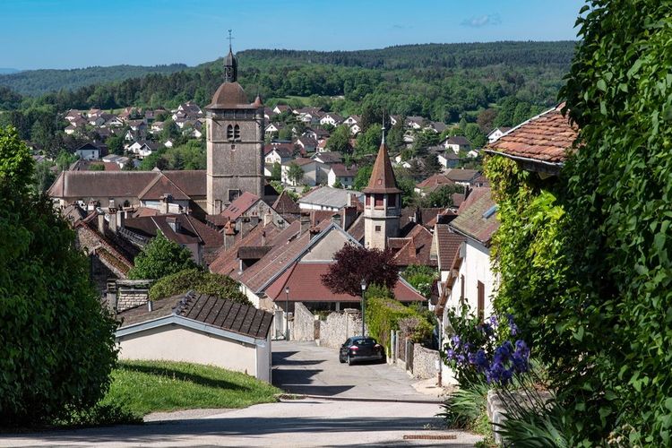Le village d'Orgelet, dans la campagne jurassienne.