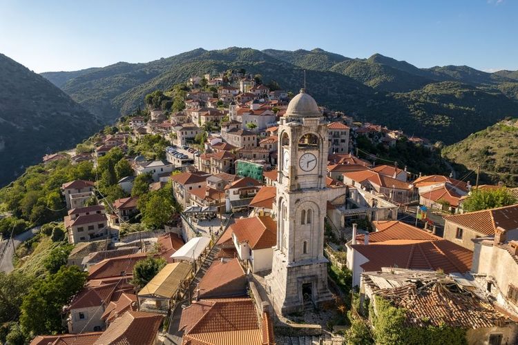 Vue aérienne du village historique de Dimitsana avec les maisons traditionnelles et la célèbre horloge à Arcadia, Péloponnèse, Grèce