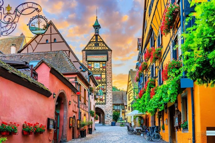Rue pittoresque avec maisons à colombage traditionnelles sur la route des vins d'Alsace dans le village de Riquewihr en France