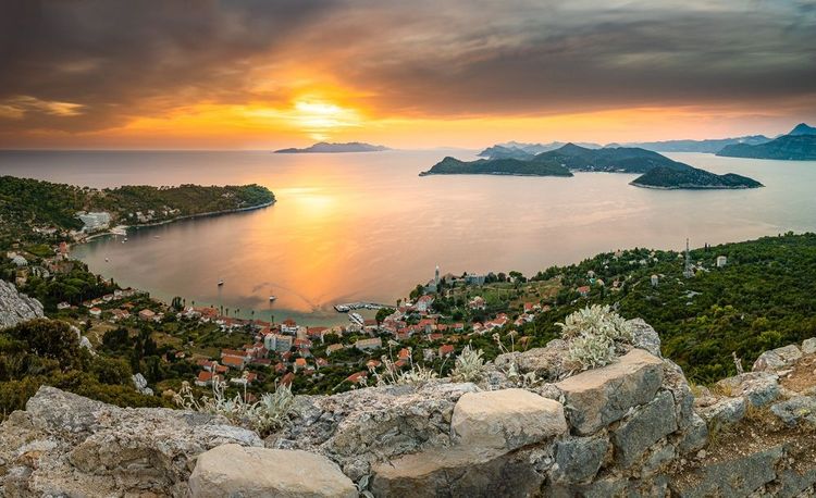 les îles Elaphites revêtent un certain mystère dès que le soleil se couche