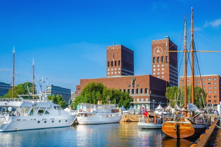 Le port d'Oslo, avec en arrière plan, l'Hôtel de ville.