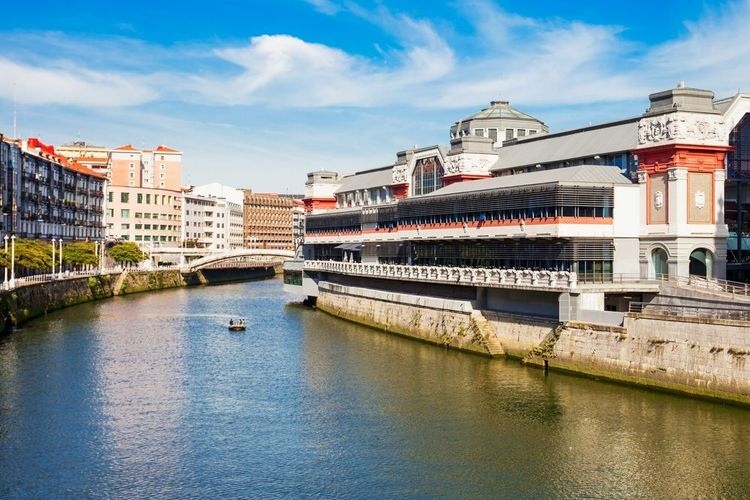 La façade Est du marché donne sur la rivière Nervion