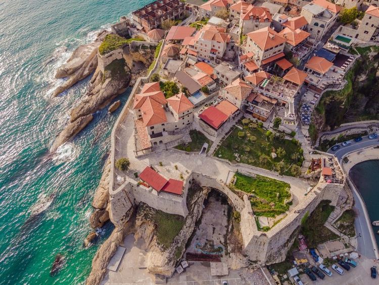 Vue imprenable sur la ville d'Ulcinj au Monténégro. Tour de l'Horloge d'Ulcinj Sahat Kulla. La mosquée de Lami. Ulcinj est une destination touristique populaire en été sur la côte méridionale de l'Adriatique du Monténégro.