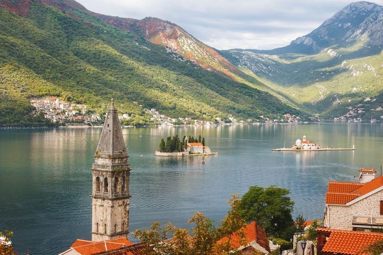Belle vue sur Perast, ville méditerranéenne avec grand clocher et îles de Saint-Georges et Notre-Dame des Rochers et montagnes sur fond flou. Perast, Boka Bay, Monténégro