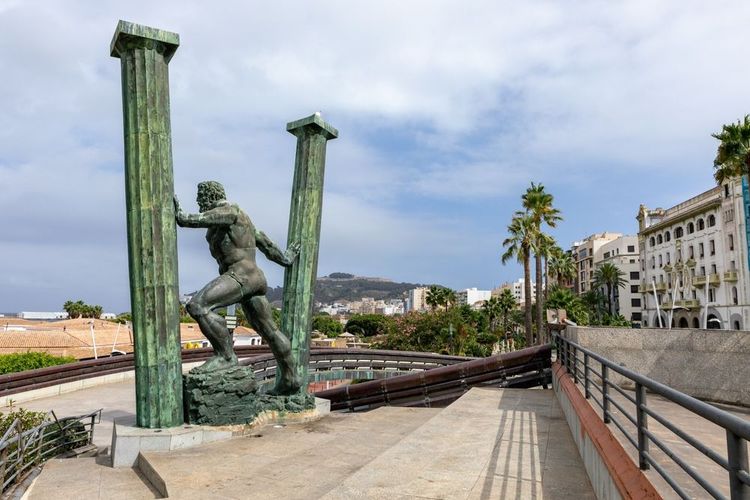 "Les deux colonnes d'Héraclès" sur le front de mer de Ceuta