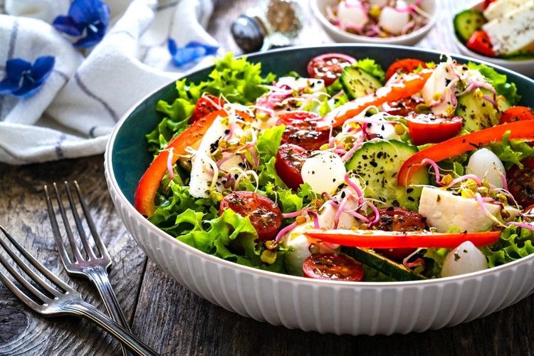 Salade de la région de Milos à base de fromage manouri