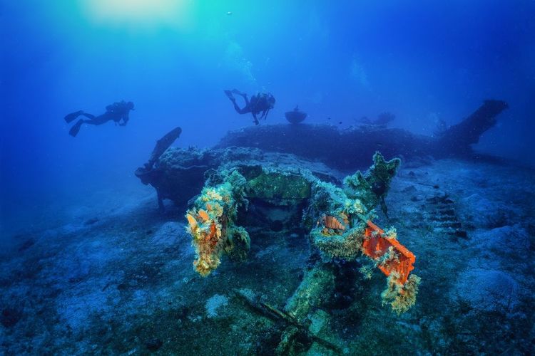 Exploration en plongée d'une épave d'avion de la seconde guerre mondiale, entre Naxos et Milos