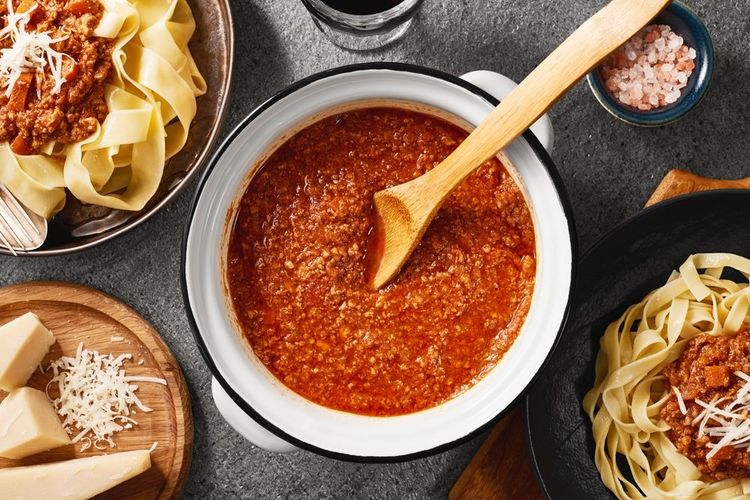 Le ragù est la préparation à base de tomate et de viande dont on fait la sauce dite "à la bolognaise"