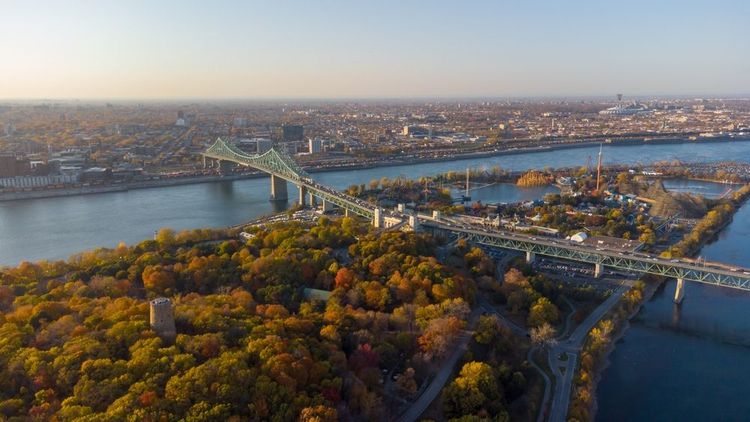 pont Jacques-Cartier, le fleuve Saint-Laurent et le parc, Montréal (Québec), Canada