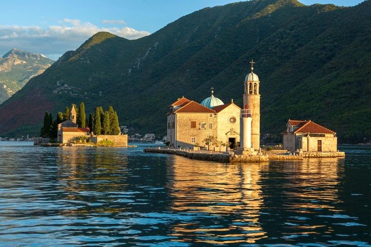 L'île Saint-Georges (à g.) et Notre-Dame du Rocher (à dr.)