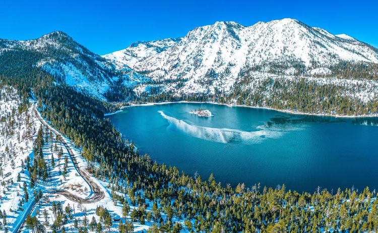 Le lac Tahoe à la fin de l'hiver