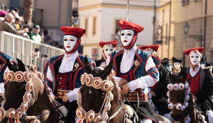 Plongez dans les festivités envoûtantes de la Sardaigne
