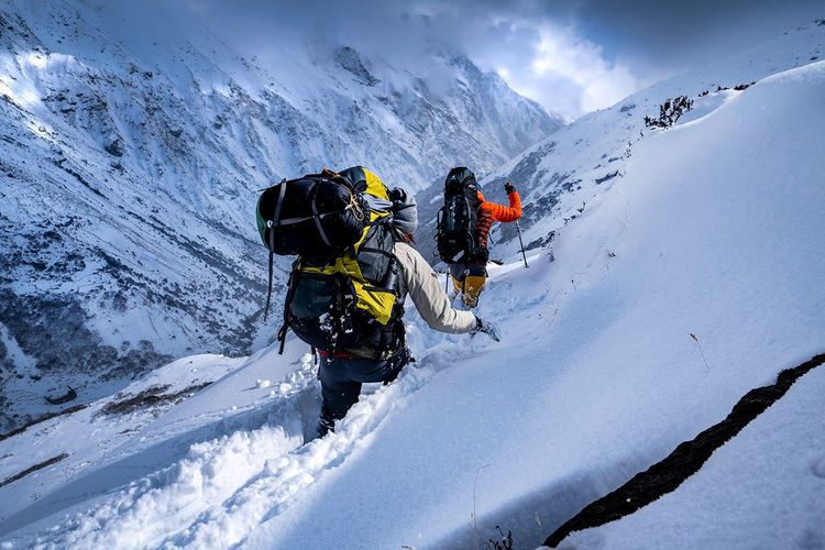 Le sommet est encore loin, les alpinistes rejoignent le camp de base