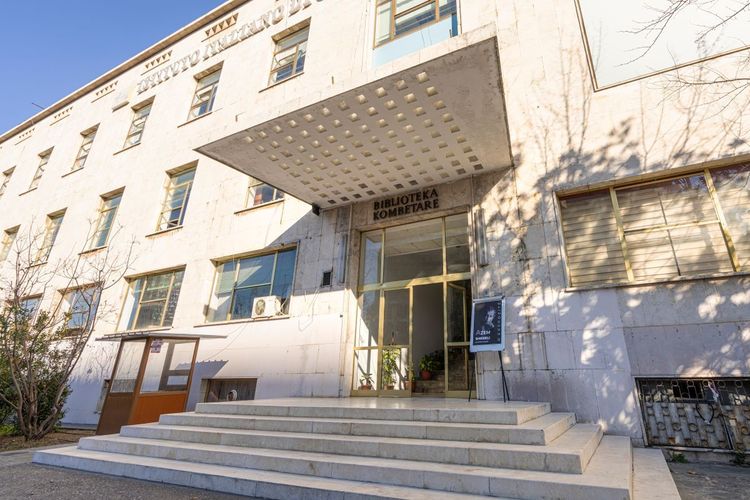 L'entrée de la Bibliothèque nationale d'Albanie qui se trouve dans le bâtiment du Palais de la Culture