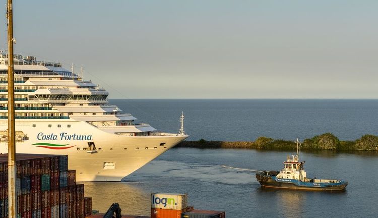 Costa Fortuna bateau de croisière quittant le port en début de soirée
